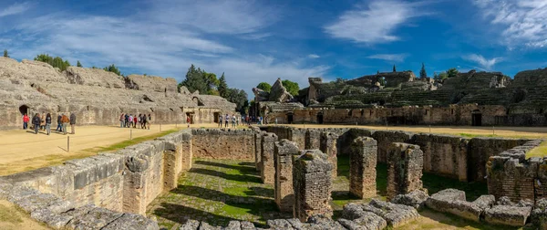 Italica Amphitheater mit Touristen — Stockfoto
