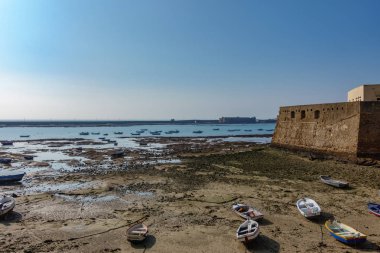 Cadiz düşük gelgit Kalesi ve marina ile