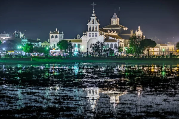 Foto nocturna de la iglesia de El Rocío y ciudad reflejada — Foto de Stock