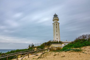 Trafalgar deniz feneri bulutlu bir günde, alttan görünüm