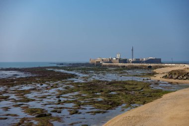Cadiz fort düşük tide ve sisli gün