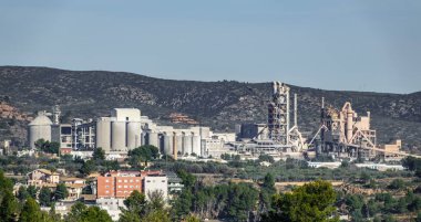 Mesafe sisli atmosfer ve çimento fabrikasında