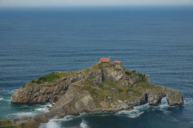 San Juan de Gaztelugatxe adacık ve Cantabria deniz