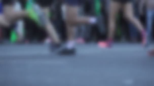 Wazig runner voeten lopen van marathon — Stockvideo