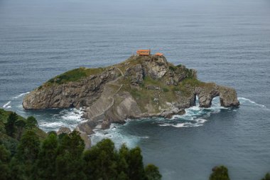 San Juan de Gaztelugatxe adacık yakınındaki kıyı şeridi