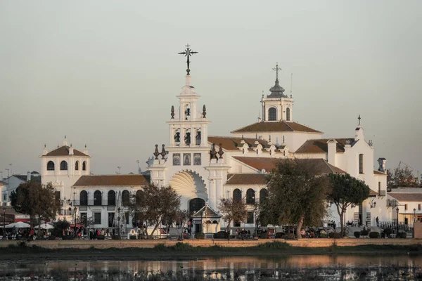 Kościół El Rocio i zatłoczone ulice z wielu turystów — Zdjęcie stockowe