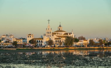 El Rocio kilise ve alacakaranlıkta çok sayıda turist ile kalabalık sokaklarında