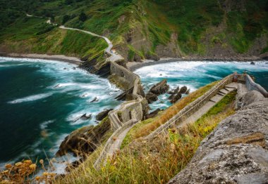 San juan de Gaztelugatxe zikzak ipek su üstten görünüm