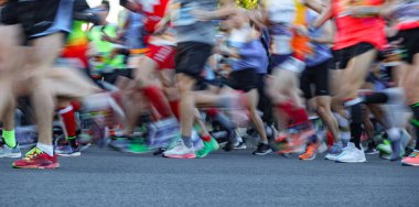 Birçok runner bacaklar hareket, profil görünümü bulanık