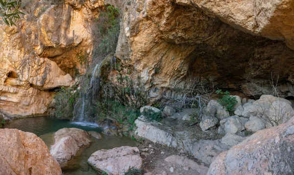 Cueva, cascada, vista panorámica del cañón sin gente —  Fotos de Stock