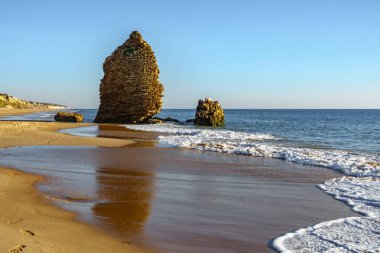 Yıkık taş savunma kulesi boş plaj