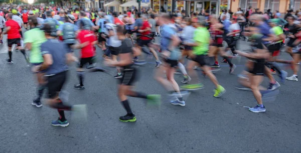 Многие бегуны размыли движение, профиль зрения — стоковое фото
