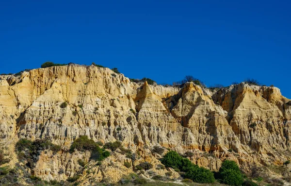 Kum dağ karşı açık mavi gökyüzü, alttan görünüm