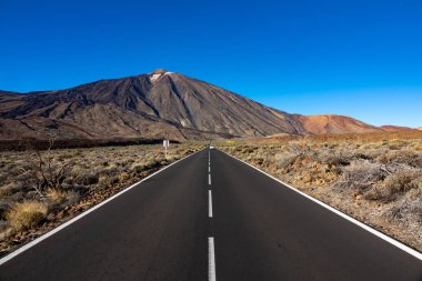Teide volkanik tepeye kadar geniş açılı düz yol