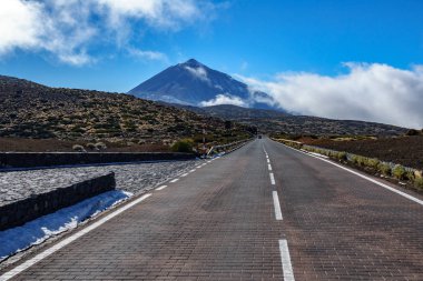 Teide Yanardağı yoğun sisli bulutlu alacakaranlıkta için yol