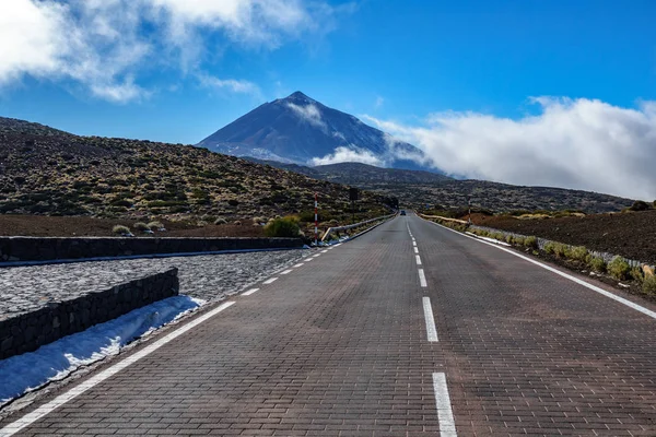 Estrada para Teide vulcão pico ao entardecer com nuvens enevoadas — Fotografia de Stock