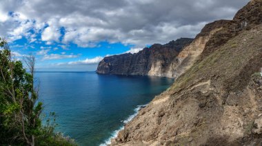 Los Gigantes kayalıklarla profil görünümü Tenerife