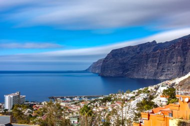 Los Gigantes kayalıklarla ve uzun pozlama profil oda Tenerife