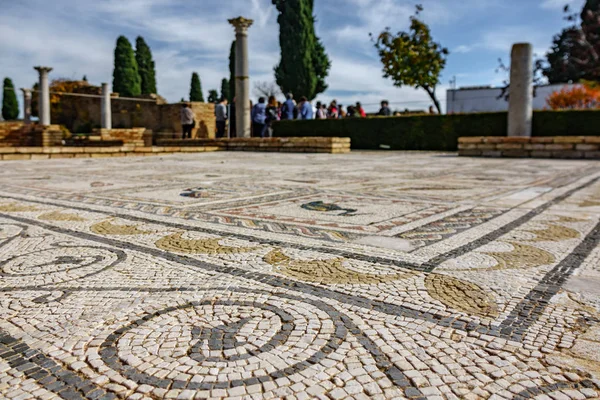 Římská mozaika podlahu s malou hloubkou ostrosti a turistů — Stock fotografie