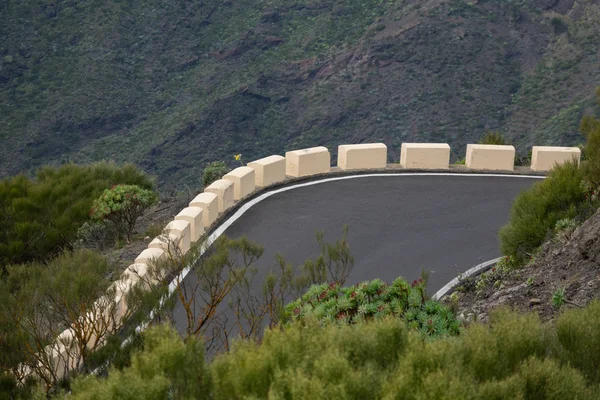 Curva vacía en carretera de montaña, vista superior — Foto de Stock