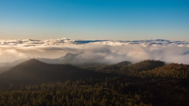 Coucher de soleil timelapse avec collines et nuages, vue sur le dessus — Video