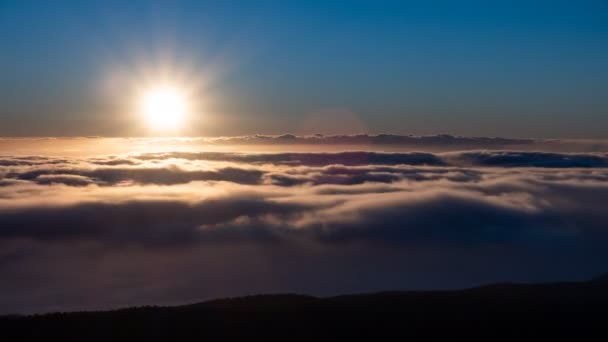 Espectacular lapso de tiempo de puesta de sol sobre las nubes — Vídeos de Stock