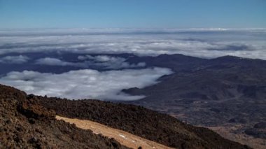 Teide Gözlemevi muhteşem görünümü üzerinde bulutlar timelapse, Tenerife, İspanya
