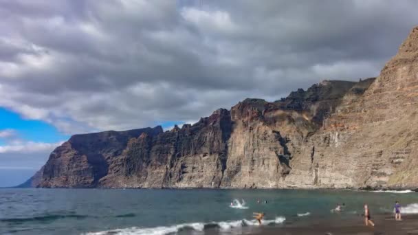 Upływ czasu od klifów Los Gigantes i plaży na Teneryfie — Wideo stockowe