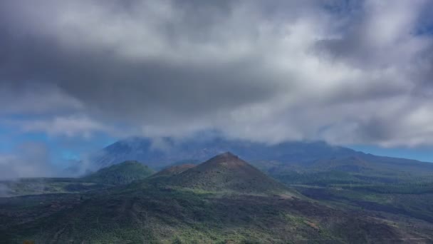 Volcán oculto del Teide detrás de las nubes timelapse — Vídeo de stock