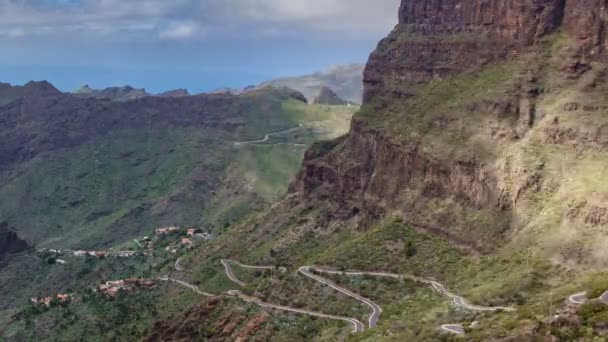 Iconique route de montagne timelapse dans les montagnes Teno — Video