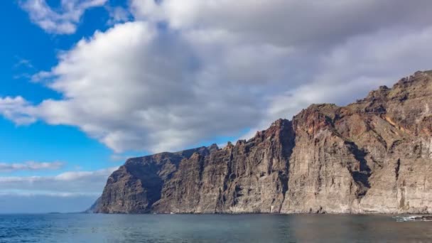Низкий угол Временной отрезок скал Лос Гигантес на Тенерифе — стоковое видео