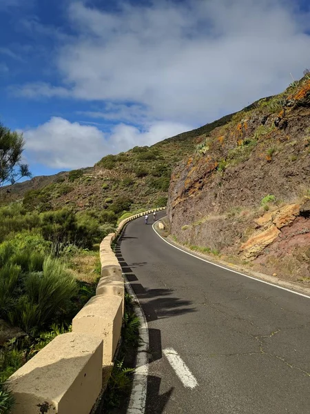 High slope mountain road with cyclists in Tenerife — Stock Photo, Image