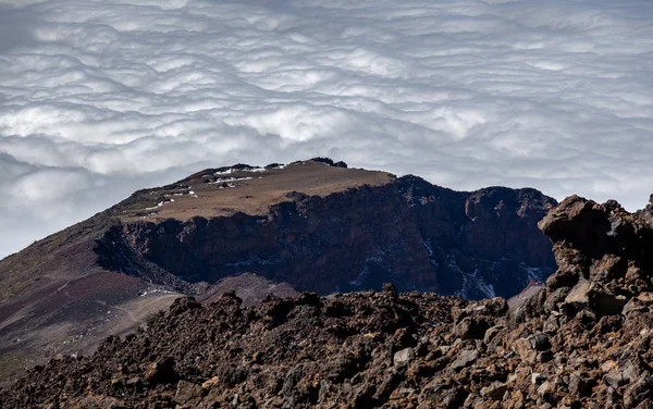 Pico Viejo sezione cratere vulcanico contro cielo nuvoloso — Foto Stock