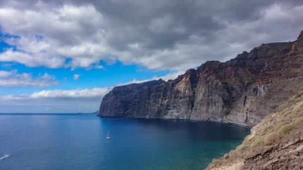 Profil zaman atlamalı Los Gigantes kayalıklarla Tenerife — Stok video