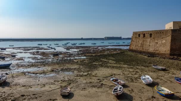 Cadiz fort en boten in de buurt van strand timelapse — Stockvideo