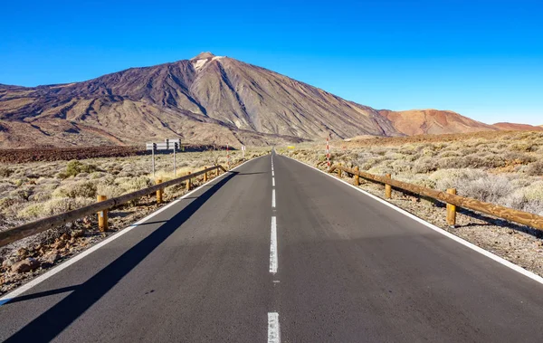 Teide Yanardağı Tenerife için düz yol — Stok fotoğraf