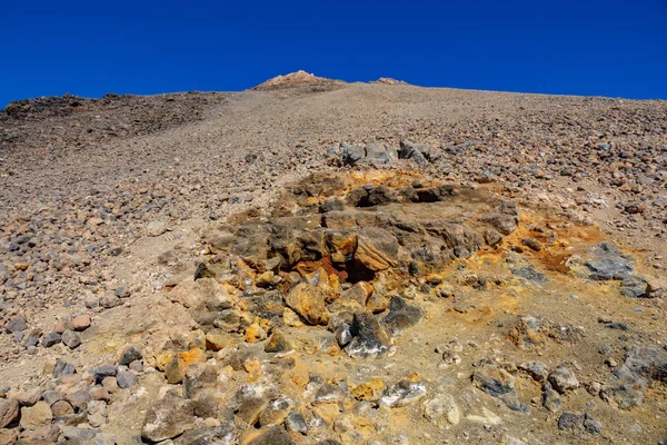 Collinare di enorme vulcano con rocce sulfuree gialle — Foto Stock