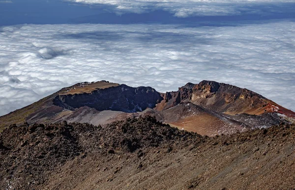 Kráter sopky Pico Viejo proti zatažené obloze — Stock fotografie