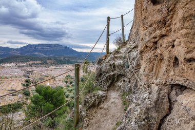 Dik parça koruması ip dikey taşla üzerinde