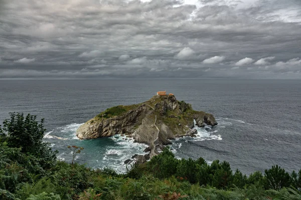 San Juan de Gaztelugatxe ikonik adacık fırtınadan altında — Stok fotoğraf