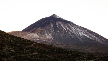 Tenerife Teide Yanardağı ve beyaz gökyüzü günbatımı