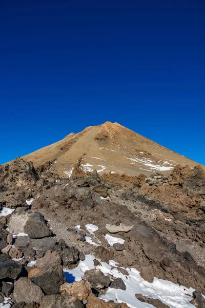 Teide vulkanen kratern mot djupa blå himmel, vertikala sammansättning — Stockfoto