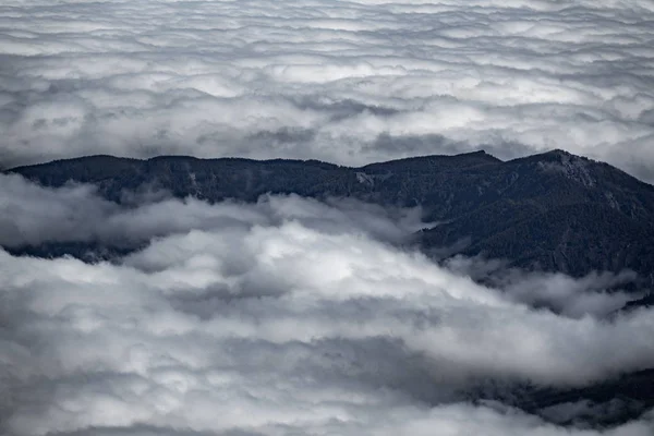 Bästa utsikten över bergen och moln — Stockfoto