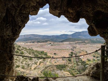 Mağara içinde thevalley badem ağacı çiçek