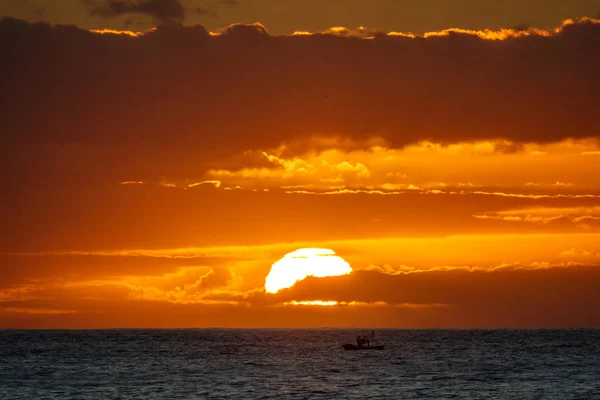 日落在海洋与渔船 — 图库照片