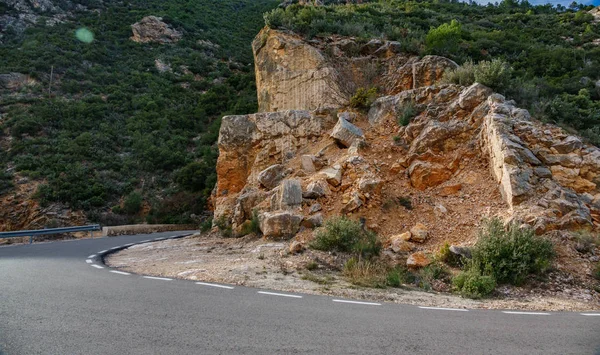 U-kształt krzywej i złamane skały w górskiej drogi — Zdjęcie stockowe
