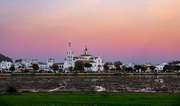 在黄昏与粉红色的天空的 el rocio 村庄 — 图库照片