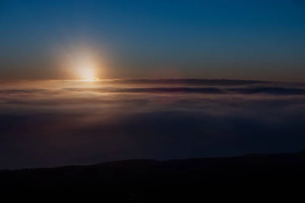 Cloudscape の背後に夕日の海岸ラインの長時間露光 — ストック写真