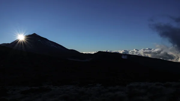 Slunce se schovává za pyramidu sopka Teide při západu slunce — Stock fotografie