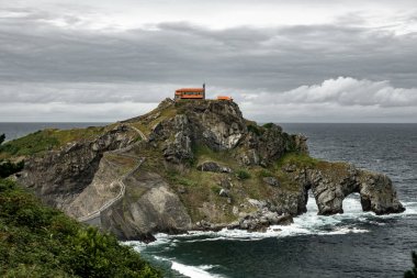 İkonik adacık ve San Juan de Gaztelugatxe Şapel